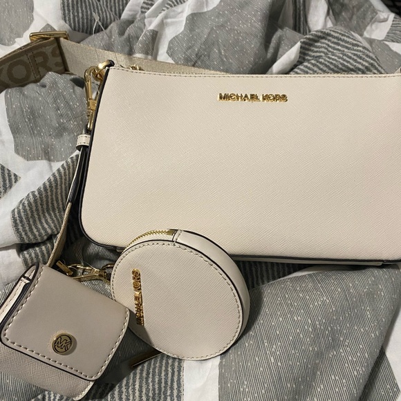 BMWT- Michael Kors Jet Set Tech Crossbody Bag in Saffiano Leather - light cream - Picture 2 of 11